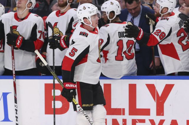 V popředí obránce Mike Reilly (5), Ottawa Senators.