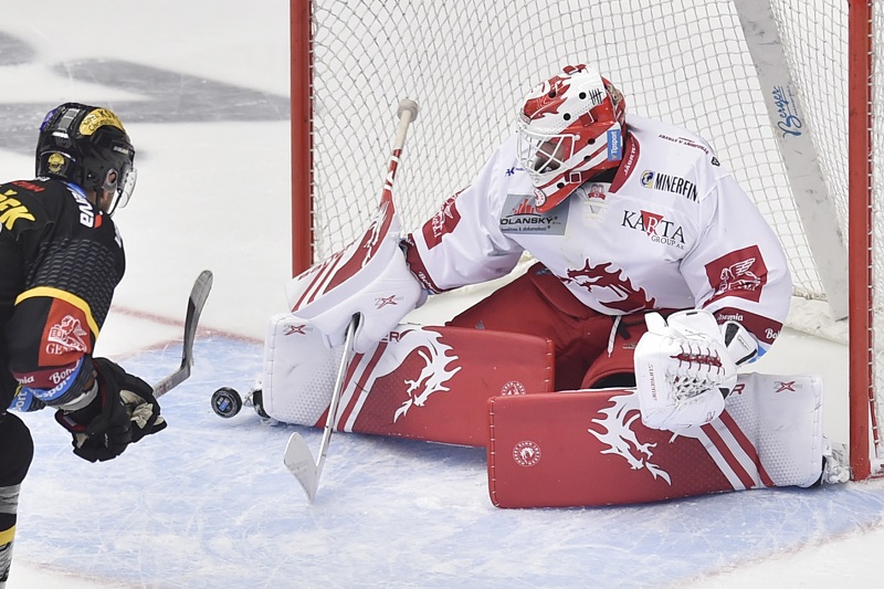 Hokejový brankář Patrik Bartošák by podle švédského deníku Expressen měl posílit tým MODO Hockey.