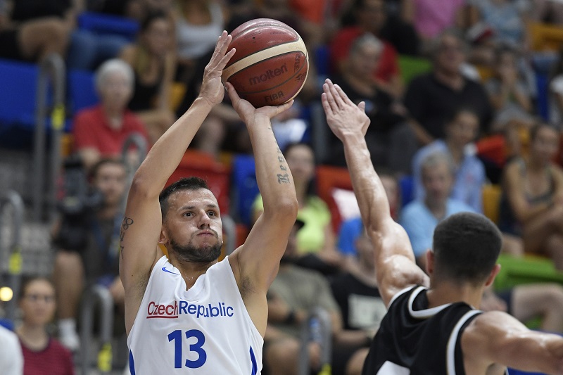 Basketbalisté v posledním kole základní části nejvyšší domácí soutěže NBL uctili památku Kobeho Bryanta. Na snímku Jakub Šiřina. 