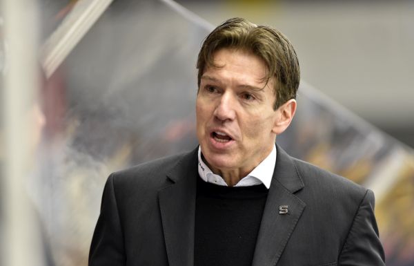 Trenér Uwe Krupp.