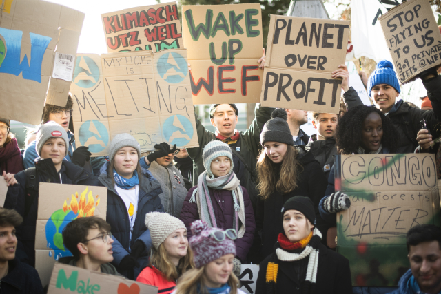 Švédská aktivistka Greta Thunbergová na klimatickém protestu ve švýcarském Davosu.