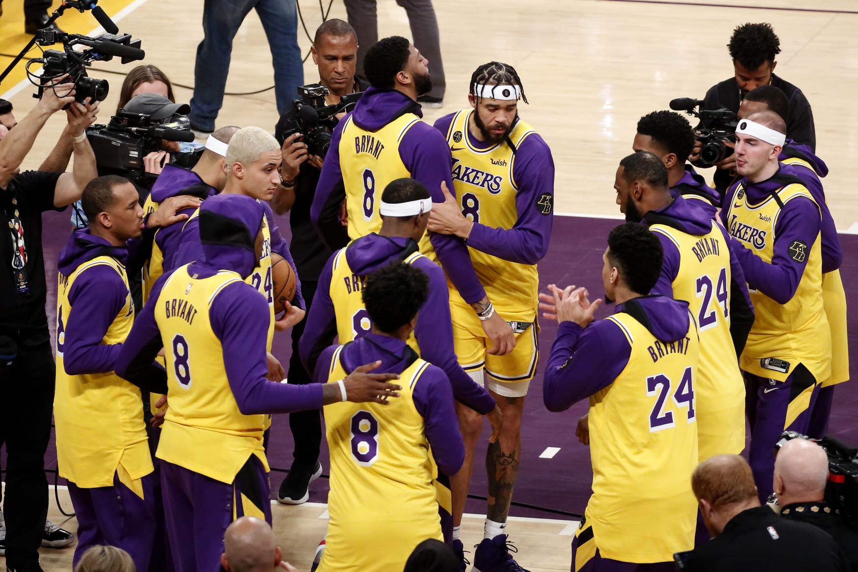Basketbalisté Lakers před utkáním s Portlandem.