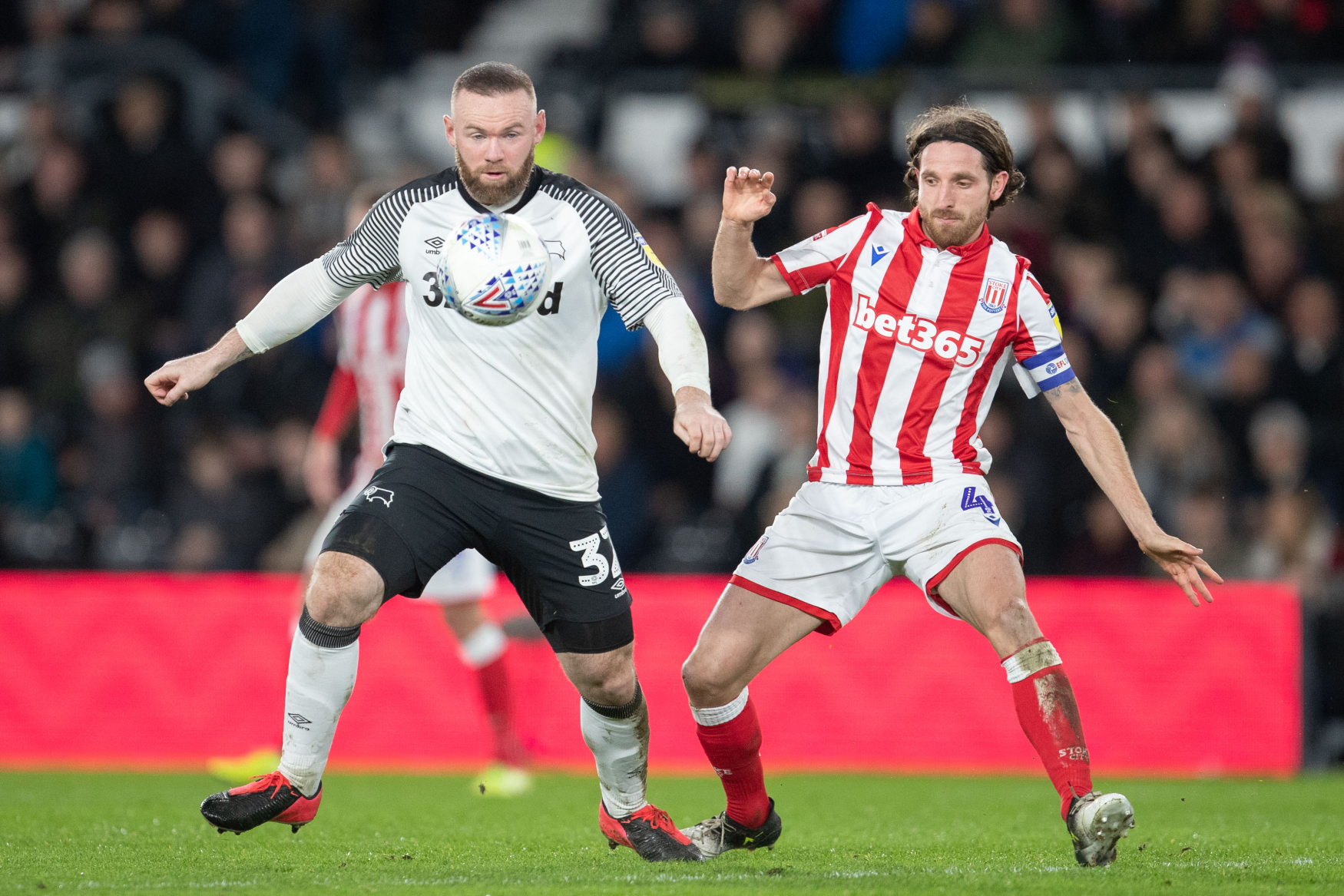 Wayne Rooney (vlevo) v souboji s Joem Allenem.