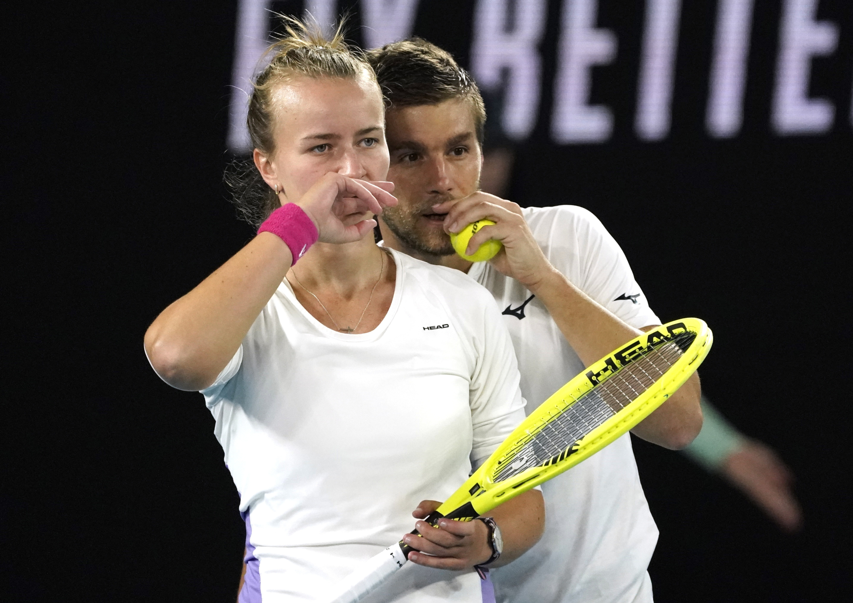 Barbora Krejčíková se spoluhráčem Nikolou Mektičem.