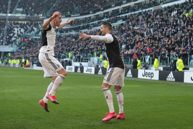 Cristiano Ronaldo (vpravo) slaví gól se spoluhráči.
