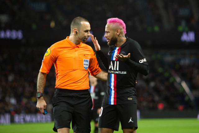 Neymar v dialogu s rozhodčím zápasu.