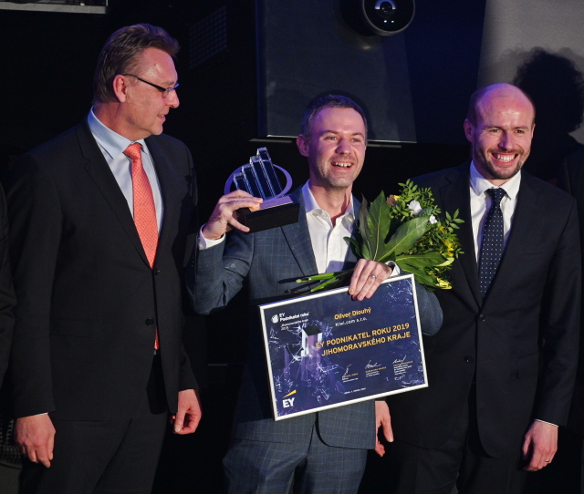 Zakladatel a spolumajitel společnosti Kiwi.com Oliver Dlouhý (uprostřed).