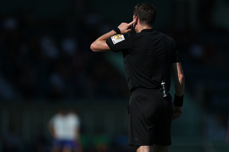 Pro dvě třetiny fanoušků se stala anglická fotbalová liga po zavedení videorozhodčího (VAR) nudnější a méně zábavná než dříve.