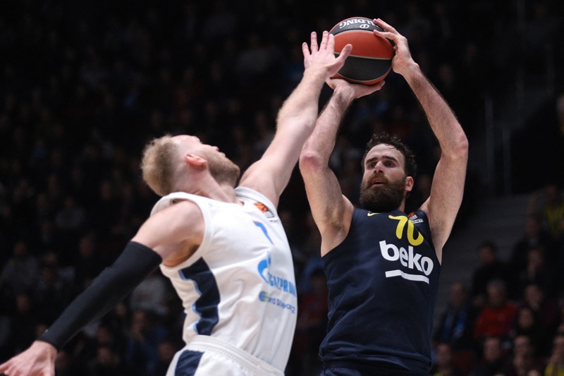 Veselý pomohl Fenerbahce jedenácti body, pak se vyfauloval.