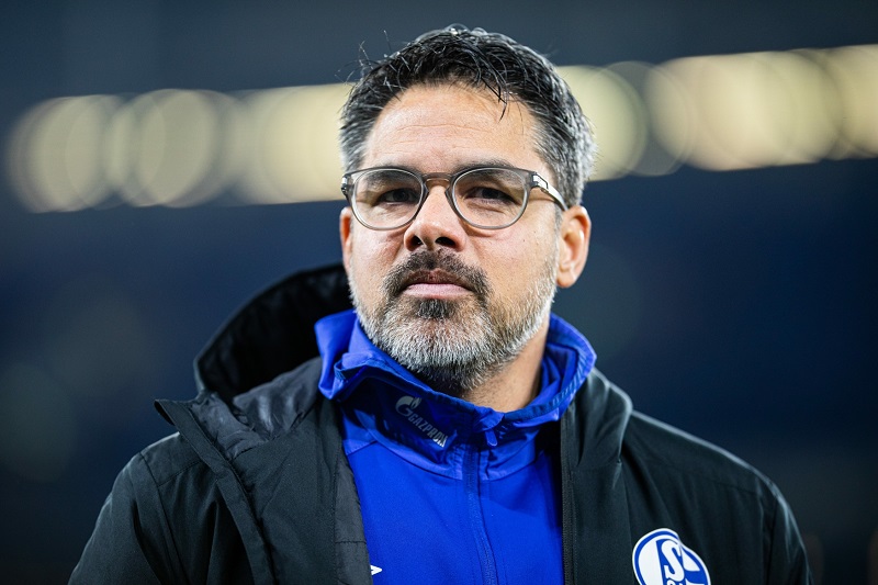 Absurdní! Kouč Schalke pomohl soupeři, VAR ho vyloučil.