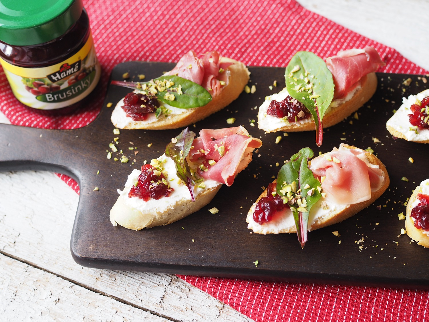 Crostini s brusinkami a pistáciemi.