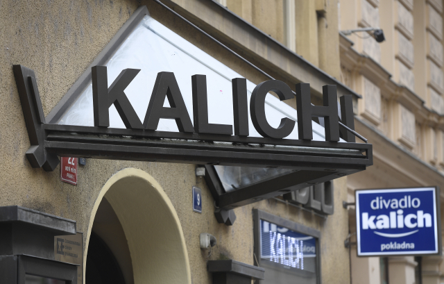 Divadlo Kalich láká na populární komedie i koncerty.