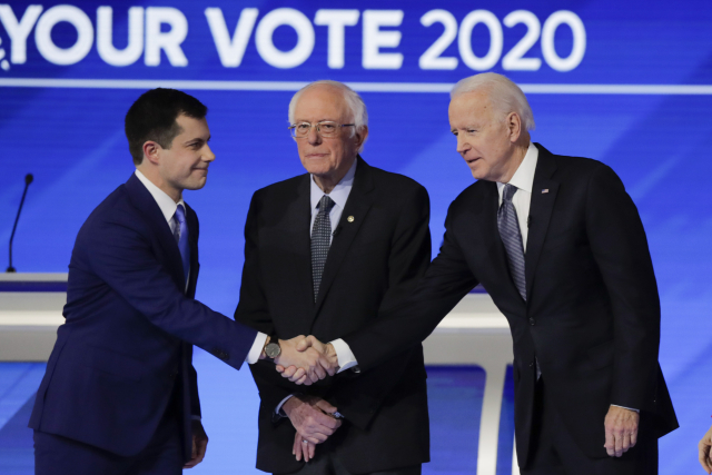Zleva Pete Buttigieg, Bernie Sanders a Joe Biden.