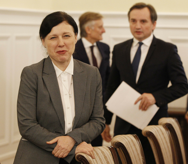 Česká eurokomisařka Věra Jourová a Zbigniew Ziobro, polský ministr spravedlnosti (vpravo).