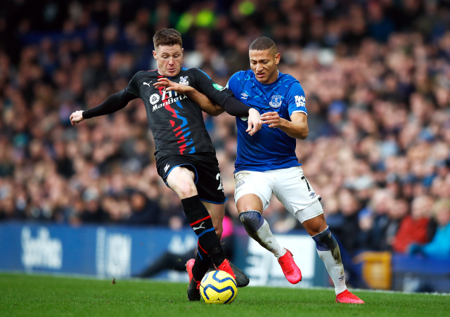 Střelec branky Evertonu Richarlison (vpravo) v jednom ze soubojů.