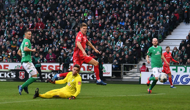 Jiří Pavlenka (ve žlutém) při inkasování branky.