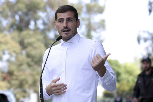 Iker Casillas mluví k novinářům poté, co opustil nemocnici.