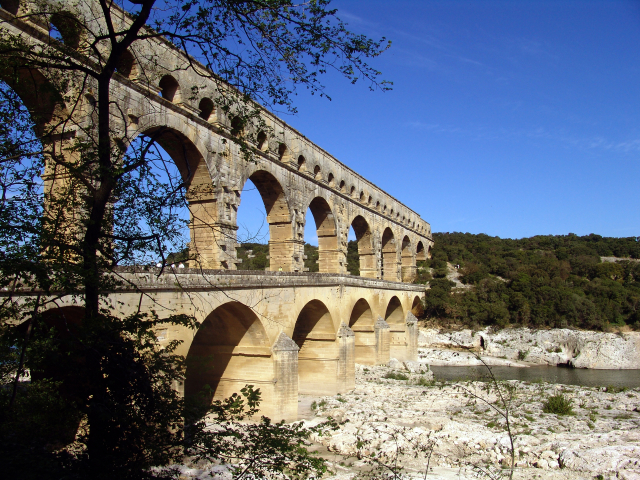 Starý římský akvadukt Pont du Gard u jihofrancouzského města Nimes.
