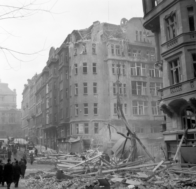 Následky bombardování Prahy 14. února 1945 na Vinohradech.