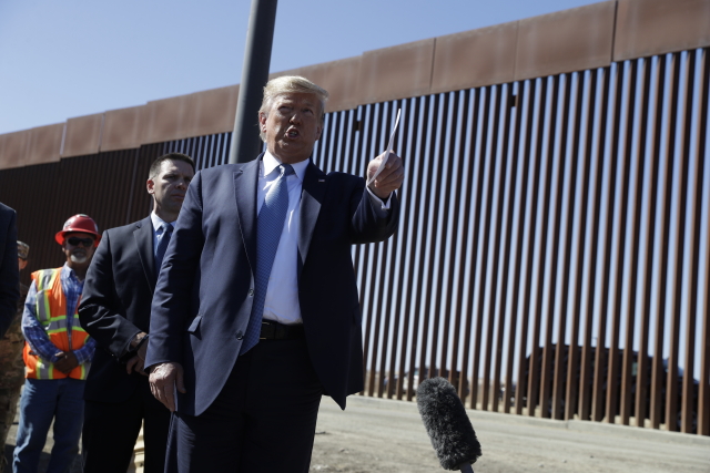 Donald Trump u hranice s Mexikem.