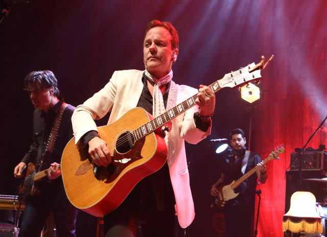 Herec Kiefer Sutherland se v Praze představí jako muzikant.