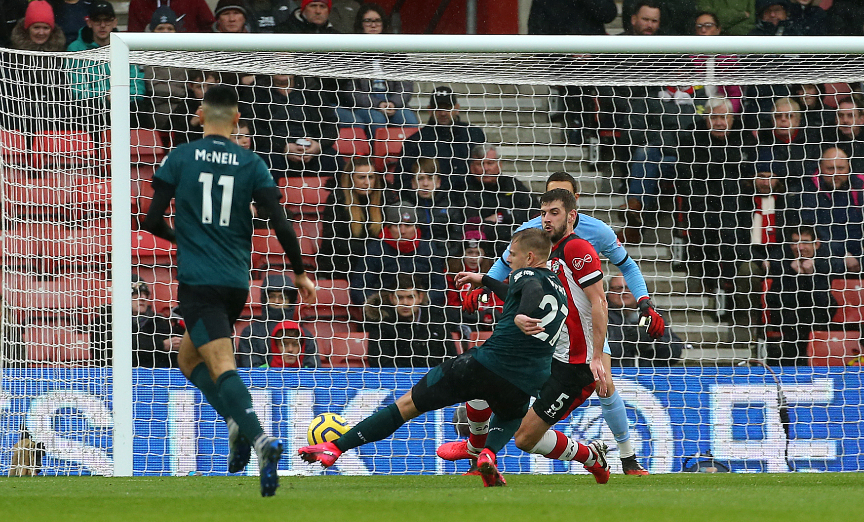 Matěj Vydra dává gól do sítě Southamptonu.
