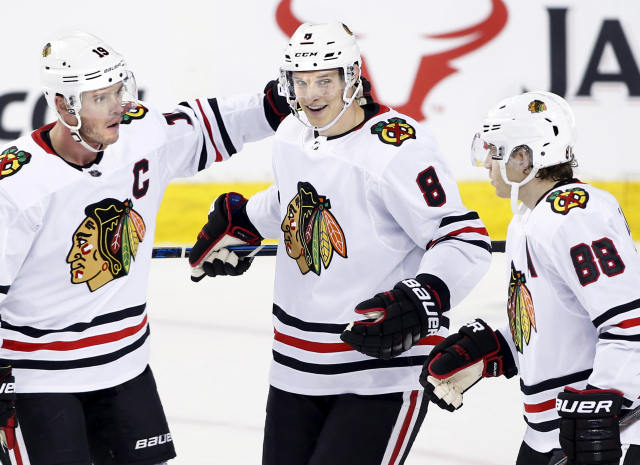 Dominik Kubalík (8), Jonathan Toews (19) a Patrick Kane (88).