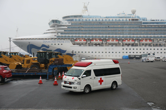 Výletní loď Diamond Princess v přístavišti.