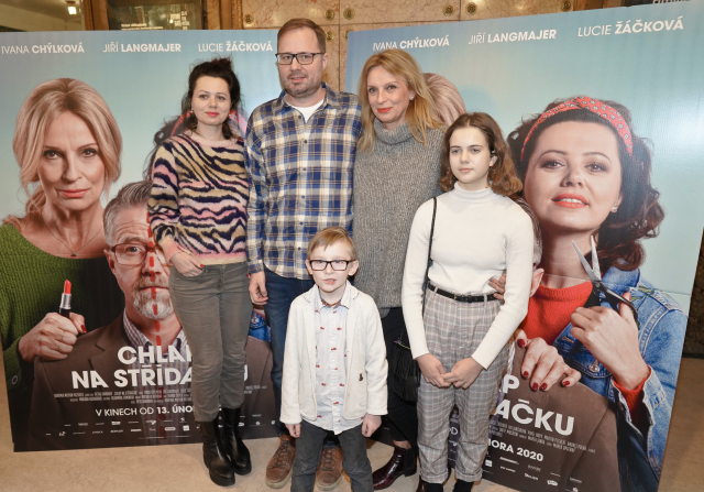 Zleva Lucie Žáčková, Petr Zahrádka, Ivana Chýlková a Karolína Lipowská.