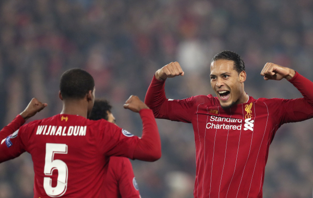 Georginio Wijnaldum (vlevo) z Liverpoolu slaví se spoluhráčem Virgilem van Dijkem.