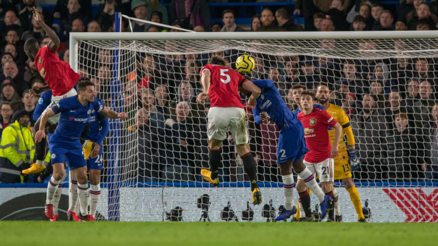 Harry Maguire při gólové hlavičce.