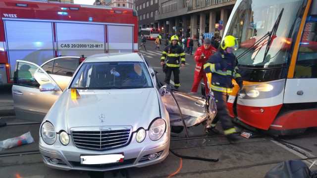 Na I. P. Pavlova došlo k nehodě tramvaje a auta.