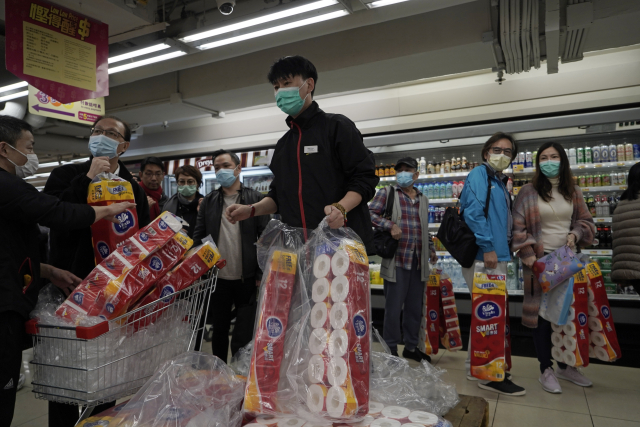 Lidé v supermarketu v Hongkongu.