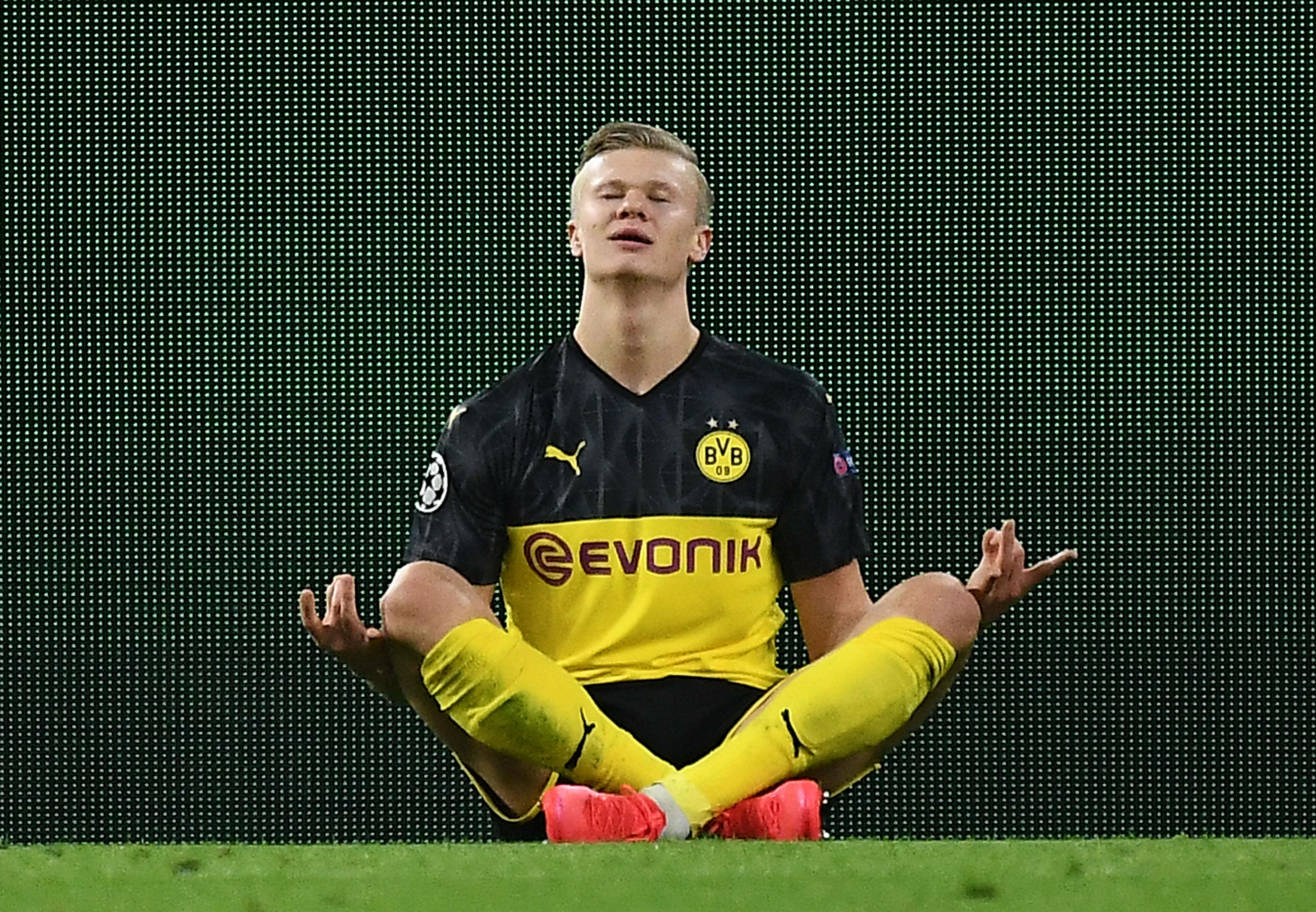 Erling Haaland slaví gól do sítě PSG.