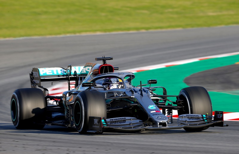 V úvodních testech formule 1 na novou sezonu byl nejrychlejší britský obhájce titulu Lewis Hamilton.