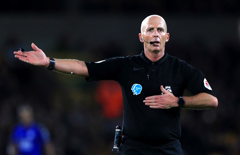 Rozhodčí anglické ligy Mike Dean. 