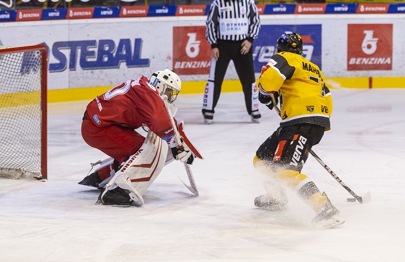 Hokejisté Litvínova porazili v dohrávaném utkání 30. kola extraligy Třinec 5:2 a ukončili sérii třinácti nezdarů s Oceláři. 