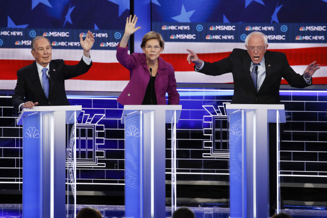 Demokratičtí kandidátové při debatě: zleva Michael Bloomberg, Elizabeth Warrenová a Bernie Sanders.