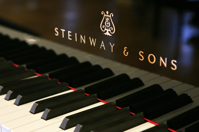 Klavír Steinway and Sons. 