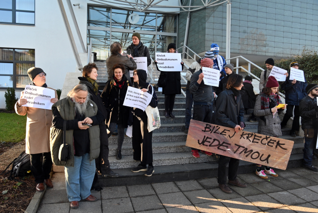 Demonstrace před úřadem ombudsmana. 