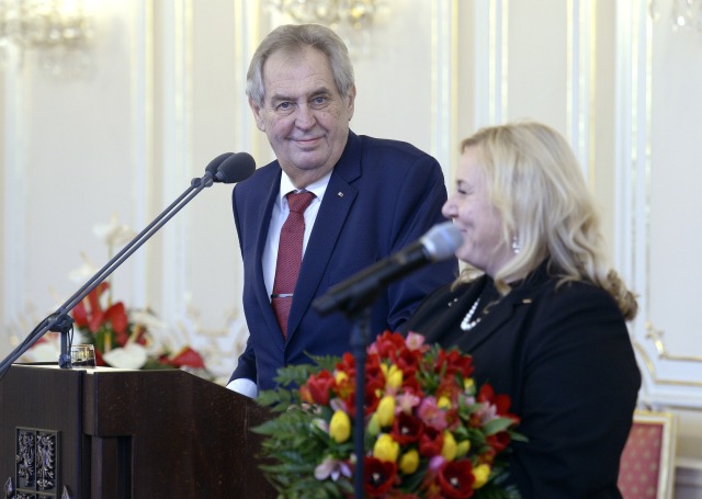 Miloš Zeman a ministryně pro místní rozvoj Klára Dostálová.