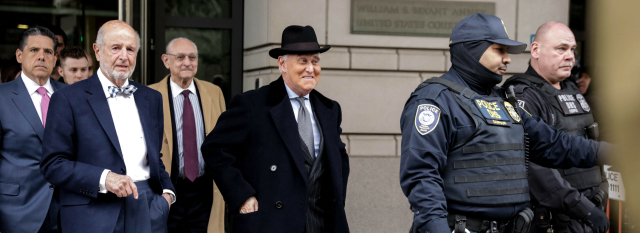 Roger Stone (v klobouku).