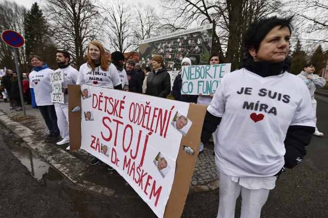 Demonstranté před havlíčkobrodskou nemocnicí.