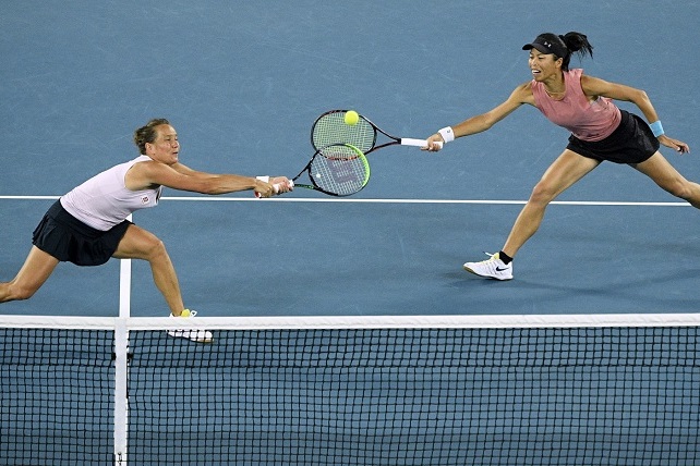 Tenistka Barbora Strýcová s tchajwanskou spoluhráčkou Sie Šu-wej porazily ve finále v Dubaji česko-čínský pár Barbora Krejčíková, Čeng Saj-saj.
