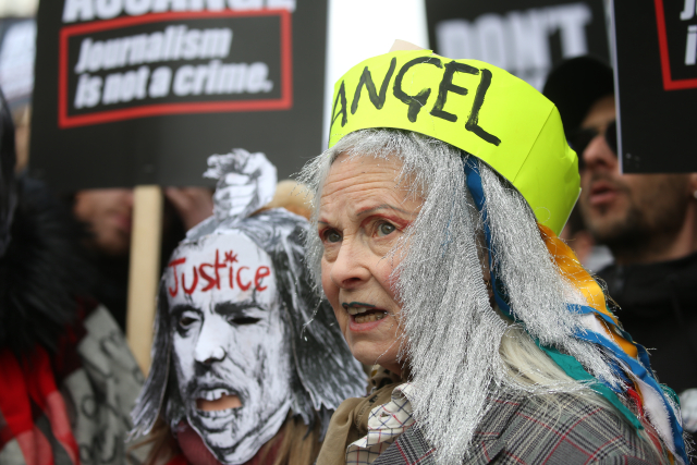 Vivienne Westwoodová na demonstraci proti vydání Assange do USA.