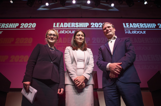 Kandidáti, zleva Rebecca Long-Baileyová, Lisa Nandyová a Keir Starmer.