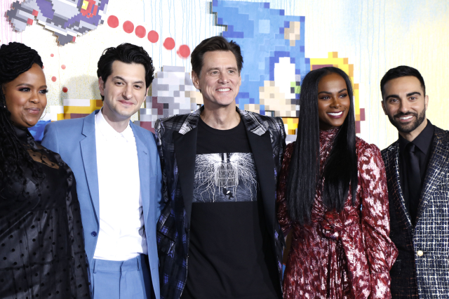 Herci z filmu Ježek Sonic: Natasha Rothwellová, Ben Schwartz, Jim Carrey, Tika Sumpterová a Lee Majdoub.