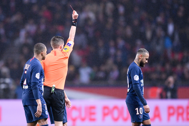 Neymar po červené kartě opouští hřiště.