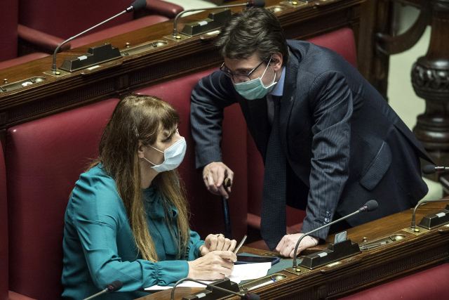 Politici Matteo Dall'Osso a Maria Teresa Baldiniivá v italské dolní komoře.
