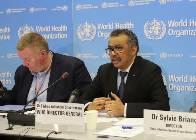Generální ředitel WHO Tedros Adhanom Ghebreyesus (vpravo).